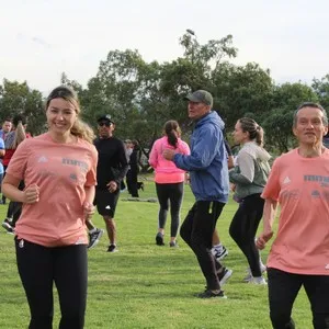 Mujer feliz entrenando