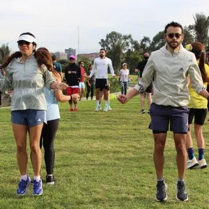 Pareja feliz entrenando en la mmB