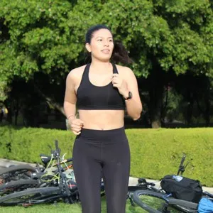 Mujer entrenando alegre en la mmB