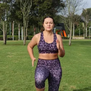 Mujer concentrada en la Media Maratón de Bogotá