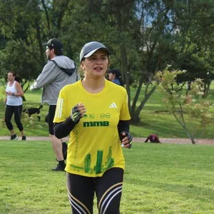 Mujer sonriendo, llena de energía