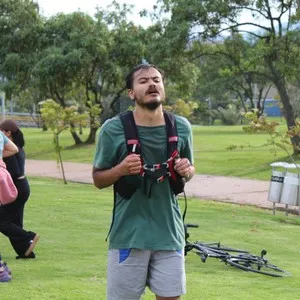 Hombre entrenando en la mmB