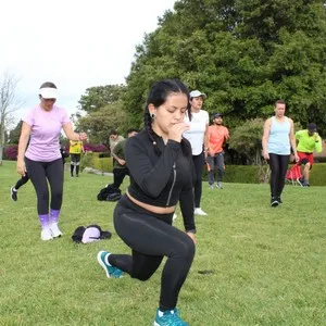 Mujer entrenando alegre en la mmB