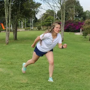 Mujer sonriendo en entrenamiento