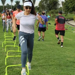 Mujer entrenando en equipo