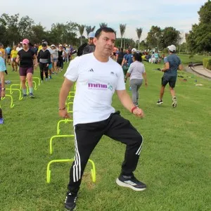 Hombre con camisa de entrenamiento