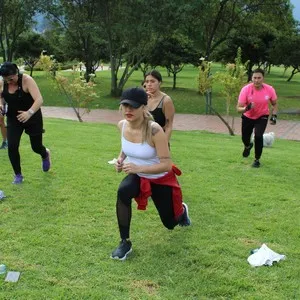 Mujer en entrenamiento, llena de energía