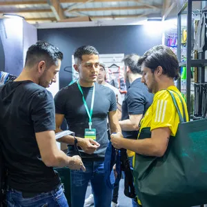 Interacción entre asistentes y expositores en stand comercial