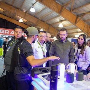 Carlos Galán interactuando con un stand de tecnología en la feria