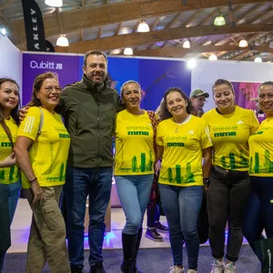 Alcalde posando con corredores en la feria de la mmB