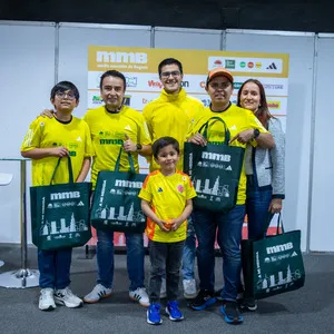 Familia reunida recogiendo kits de carrera