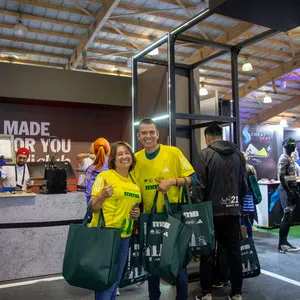 Corredores mostrando su camiseta de la media maratón con satisfacción