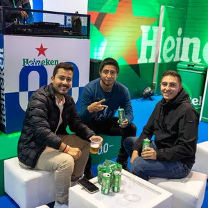 Asistente descubriendo productos en un stand comercial de Heineken