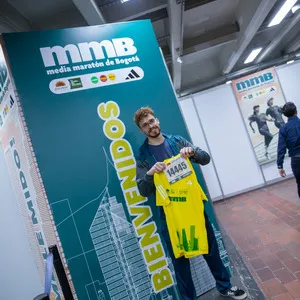 Participante mostrando su camiseta y número de competencia en Expomedia