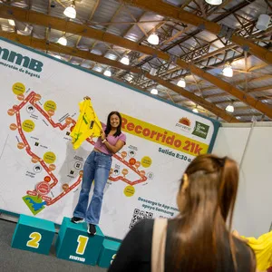 Participante con la camiseta oficial lista para la carrera