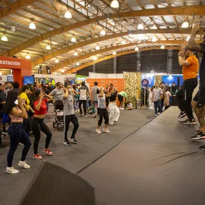 Actividad física a cargo de Bodytech en tarima de Expomedia