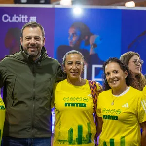 Alcalde recorriendo la feria y saludando a los asistentes