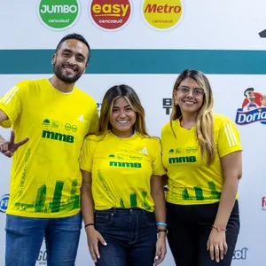 Corredores mostrando la camiseta oficial de la carrera atlética