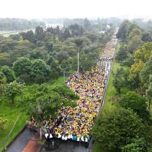 Corredores cruzando la línea de partida