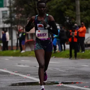 Atleta disfrutando del paisaje urbano.