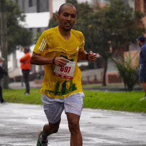 Participante con la camiseta oficial de la carrera