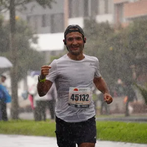 Participante sonriendo al pasar por la cámara