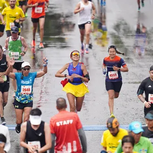 Atletas corriendo con mirada decidida la media maraton de bogota