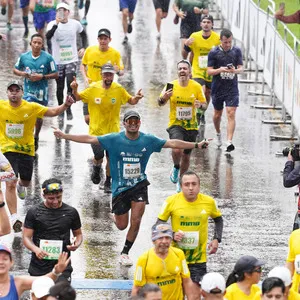 Participante con camiseta conmemorativa de la maraton bogota