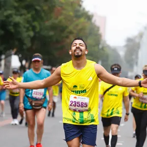 Corredores conquistando la carrera atletica