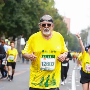 Participante conquistando su carrera de ruta