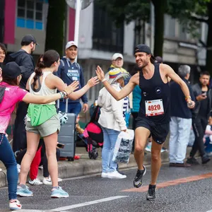 Atleta recibiendo apoyo de los espectadores en la maraton