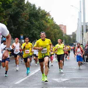 Atletas pasando por un punto icónico de Bogotá