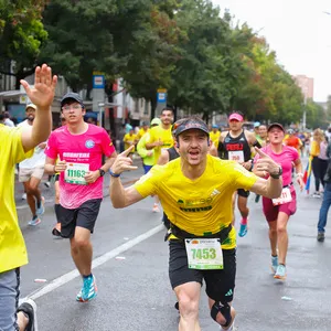 Participante sonriente mirando a la cámara en la 21k marathon