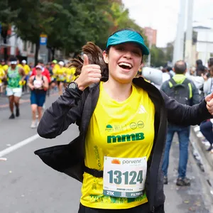 Participante disfrutando del esfuerzo con la inscripcion media maraton