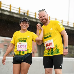 Pareja conquistando juntos la media maratón de bogotá