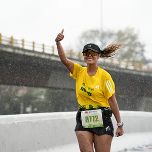 Atleta superando su marca personal en la carrera atletica hoy en bogota.