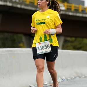 Camiseta oficial de la media maraton de bogota 2024.