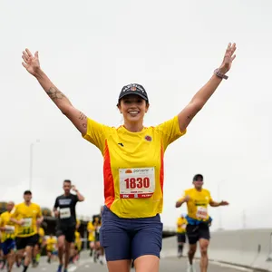 Corredora sonriente a mitad de la carrera.