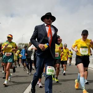 Atleta corriendo en traje la media maraton.