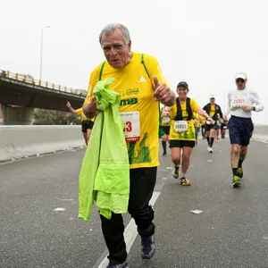 Hombre mayor corriendo carreras bogota