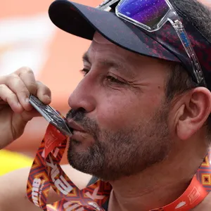 participante besando la medalla de la media maratón bogotá