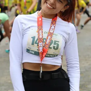 Atleta mostrando su medalla.