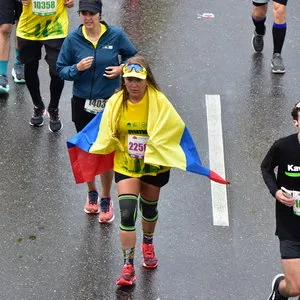 Atleta corriendo con la bandera de Colombia.