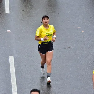 Atleta superando un punto crítico en la ruta.