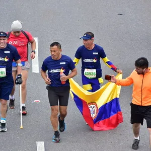 grupo de discapacitados corriendo la carrera