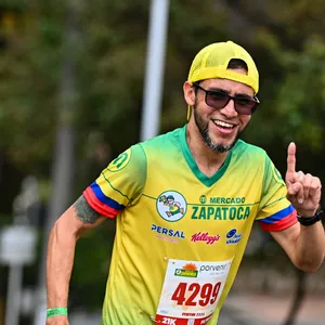 Atleta motivada por la emoción de correr la media maratón de Bogotá