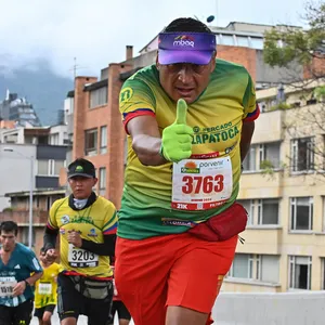 Atleta superando una colina en la ruta