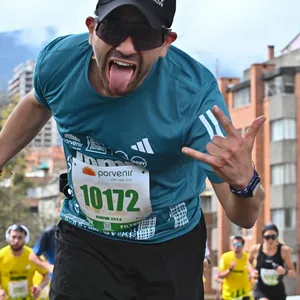 participante cumpliendo metas en la maraton de bogota