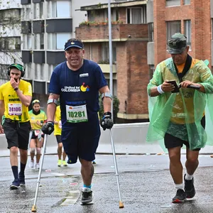 atletas discapacitados corriendo 21k marathon