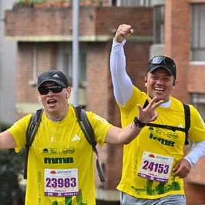 Grupo de amigos corriendo juntos